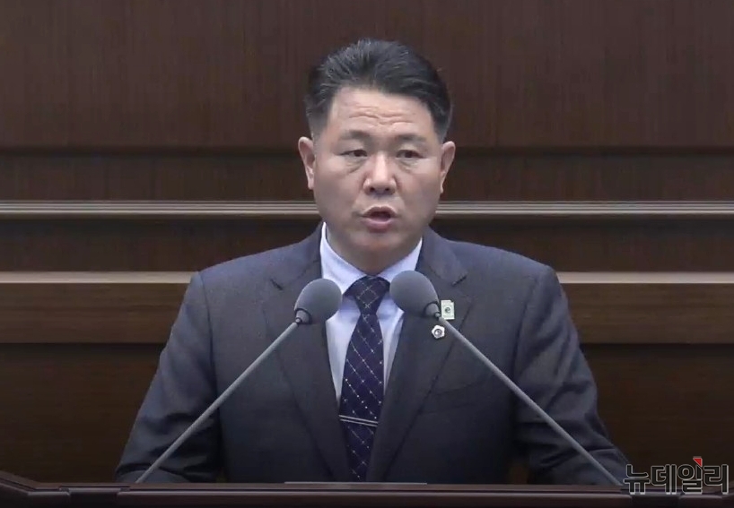 ▲ 안치영 의원이 11일 충북도의회 제432회 임시회 1차 본회의에서 5분 자유발언을 통해 충북문화재단 신청사 이전과 관련해 전면 재검토를 촉구했다. ⓒ표윤지 기자