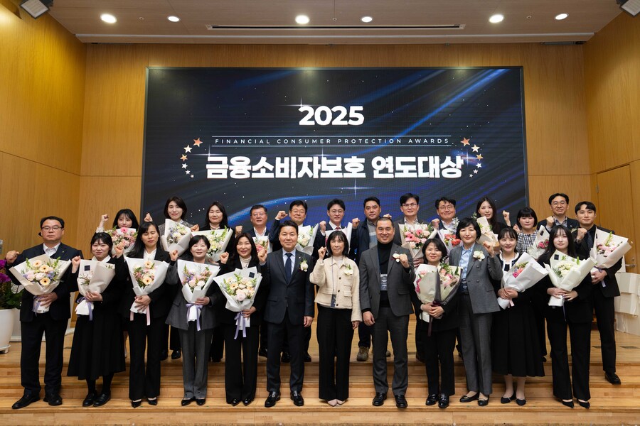 ▲ 11일 서울 중구 소재 NH농협은행 본사에서 열린 '2025 금융소비자보호 연도대상' 시상식에서 금융소비자보호부문 박장순 부행장(앞줄 왼쪽 여섯번 째)과 수상자들이 기념촬영을 하고 있다. ⓒNH농협은행