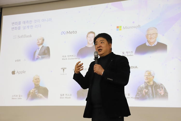 ▲ 그린광학 조현일 대표이사가 11일 청주대학교 보건의료과학대학 청암홀에서 학생들을 상대로 명사특강을 진행하고 있다. ⓒ청주대