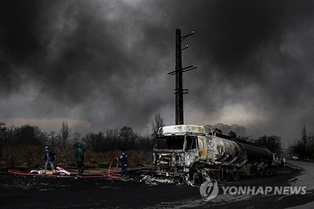 ▲ 이란 테헤란 북서부 샤흐런 연료 저장고에 가해진 공습으로 뿜어져 나오는 검은 연기. 출처=로이터ⓒ연합뉴스