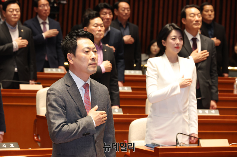 ▲ 장동혁 국민의힘 대표 및 소속 의원들이 지난 9일 오후 국회에서 열린 의원총회에서 국민의례를 하는 모습. ⓒ이종현 기자