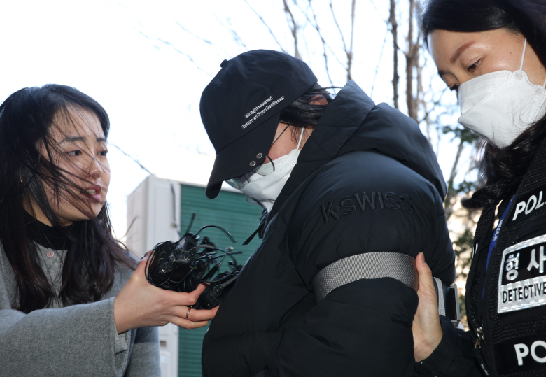 ▲ 생후 20개월 된 딸을 방임해 숨지게 한 혐의를 받는 20대 친모가 지난 7일 오후 구속 전 피의자 심문이 열리는 인천지법에 들어서고 있다. ⓒ연합뉴스 제공