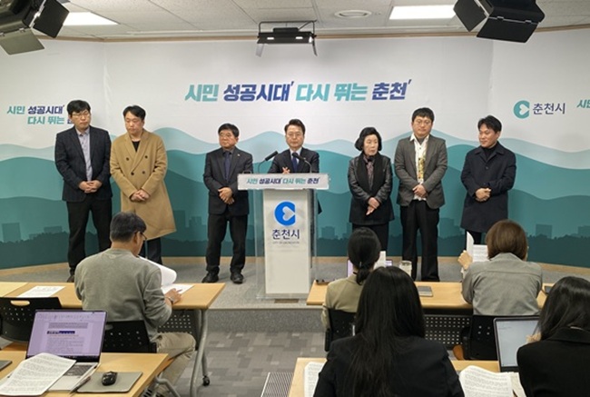 ▲ 육동한 춘천시장이 11일 시청 브리핑룸에서 브리핑을 열고 이날 주재한 '제26차 민생경제정책협의회' 회의 내용에 대해 발표했다. ⓒ뉴데일리