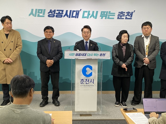 ▲ 육동한 춘천시장이 11일 시청 브리핑룸에서 브리핑을 열고 이날 주재한 '제26차 민생경제정책협의회' 회의 내용에 대해 발표했다. ⓒ뉴데일리