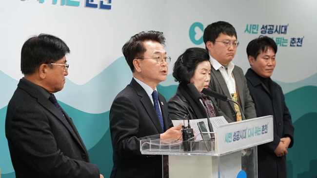 ▲ 육동한 춘천시장이 11일 시청 브리핑룸에서 브리핑을 열고 이날 주재한 '제26차 민생경제정책협의회' 회의 내용에 대해 발표했다. ⓒ춘천시