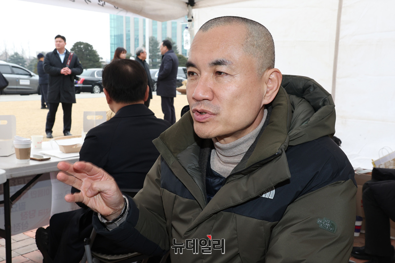 ▲ 김진태 강원도지사가 지난달 10일 오후 국회 본관 앞에 마련된 천막 농성장에서 뉴데일리 취재진과 만나 강원특별법 3차 개정안 처리의 당위성을 설명하고 있다. ⓒ이종현 기자