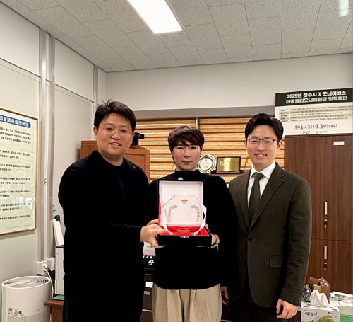 ▲ 이한국 청주시의원이 맘스카페로부터 백일해 무료접종에 대한 공로를 인정받아 감사패를 받았다.