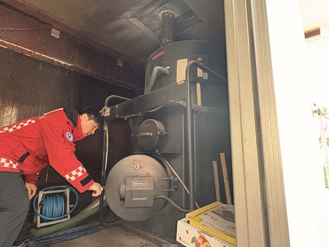 ▲ 송준호 북부지방산림청장이 화목보일러 사용 농가를 찾아 점검을 하고 있다. ⓒ북부지방산림청