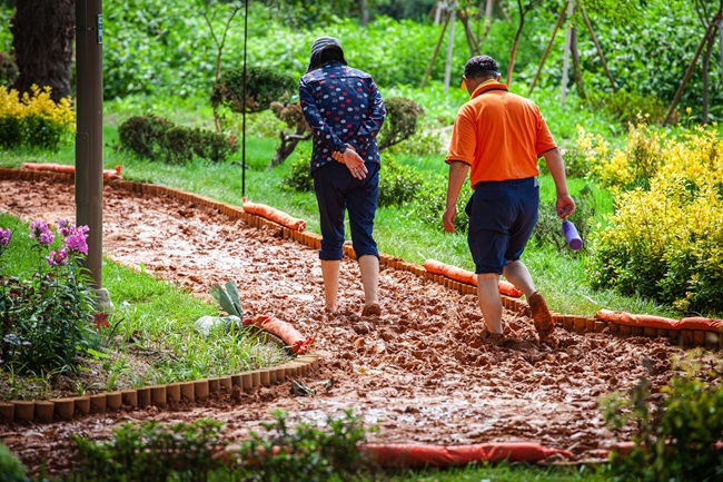 ▲ 영랑호 맨발 황톳길. ⓒ속초시