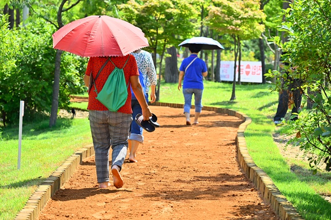 ▲ 청초호 맨발 걷기 길. ⓒ속초시