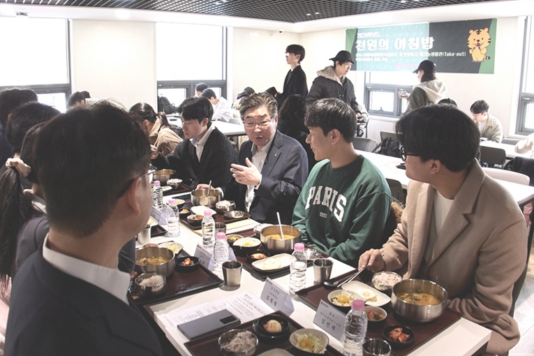 ▲ 2026학년도 1학기 '천원의 아침밥' 사업 시행 기념 조찬 행사에서 김동원 총장이 학생대표들과 대화하고 있다.ⓒ고려대