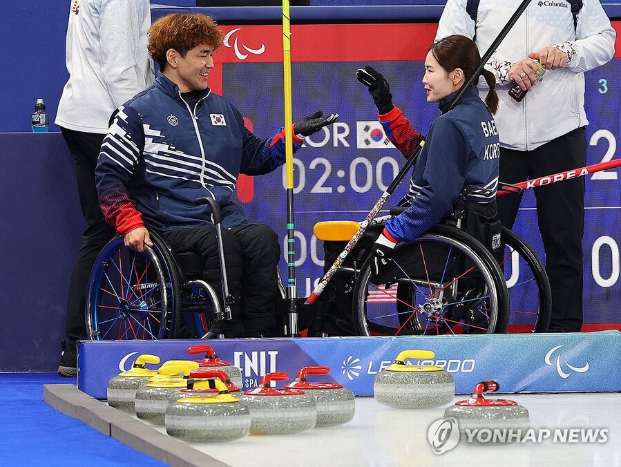 ▲ 한국 휠체어컬링 믹스더블(혼성 2인조) 백혜진-이용석 조가 값진 은메달을 목에 걸었다.ⓒ연합뉴스 제공