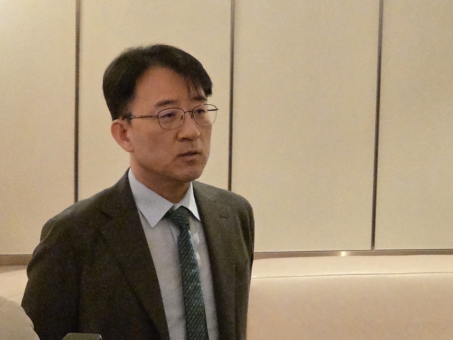 ▲ 이청 삼성디스플레이 사장이 12일 오전 서울 송파구 잠실롯데호텔에서 열린 한국디스플레이산업협회 정기총회에서 기자들과 만나 질문에 답변하고 있다.ⓒ삼성D