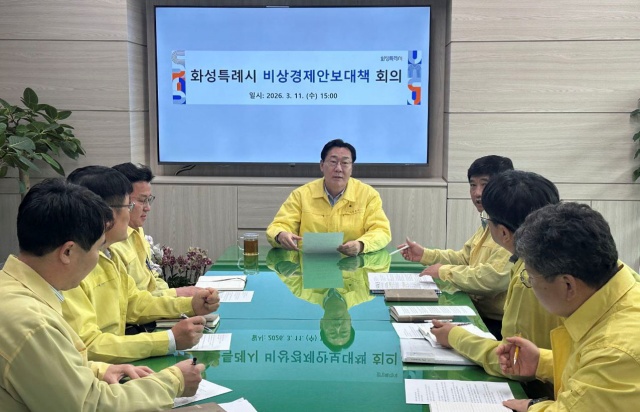 ▲ 정명근 시장이 병점구청에서 ‘화성시 비상경제안보대책 회의’ 를 주재하고 있다ⓒ화성시 제공