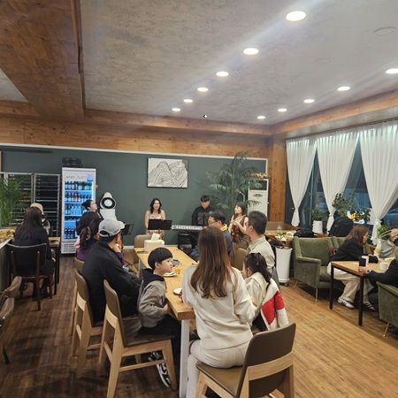 ▲ 소리그룹 아리솔이 12일 카페제이에서 연주를 하고 있다.