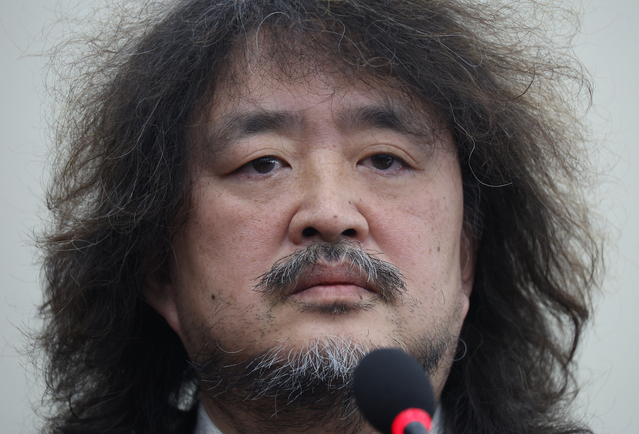 ▲ 방송인 김어준 씨가 2024년 12월 13일 서울 여의도 국회에서 열린 국회 제1차 과학기술정보방송통신위원회 전체회의, 비상계엄 관련 현안 질의에 참고인으로 출석해 증언을 하고 있다. ⓒ뉴시스