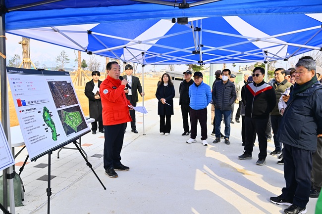 ▲ 이병선 속초시장이 파크골프장을 찾아 회원과 소통하고 있다. ⓒ속초시
