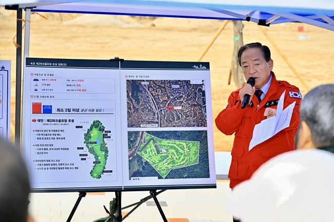 ▲ 이병선 속초시장이 파크골프장을 찾아 회원과 소통하고 있다. ⓒ속초시