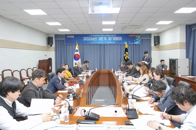 ▲ 민주평화통일자문회의 횡성군협의회가 12일 횡성군협의회 회의실에서 김명기 군수, 군의원, 자문위원등이 참석한 가운데 '한반도 평화공존을 위한 대내외 정책 추진방향'을 주제로 '2026년 1분기 정기회의'를 개최했다. ⓒ횡성군