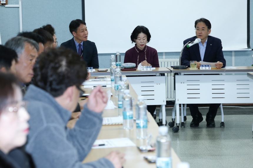 ▲ 이동환 고양시장이 고양동 통장회의에 참석해 발언하고 있다 ⓒ고양특례시 제공