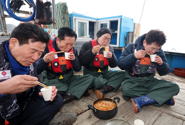 ▲ 지난 11일 오후 인천 강화군 서검도 앞바다 조업한계선 근처 괴리어장에서 정청래 더불어민주당 대표(왼쪽 두번째)와 박찬대 의원(인천시장 후보)이 새우잡이 조업 현장 체험을 하고 간식을 먹고 있다.ⓒ뉴시스