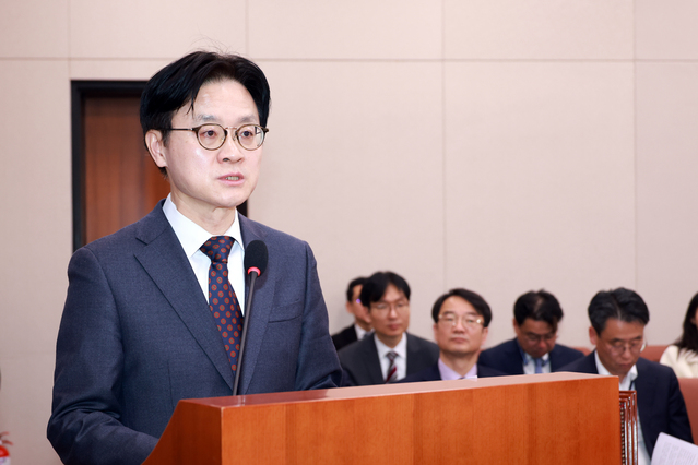 ▲ 김정관 산업통상부 장관이 12일 서울 여의도 국회에서 열린 산업통상자원중소벤처기업위원회 전체회의에서 법안 통과에 대한 인사말을 하고 있다. ⓒ뉴시스