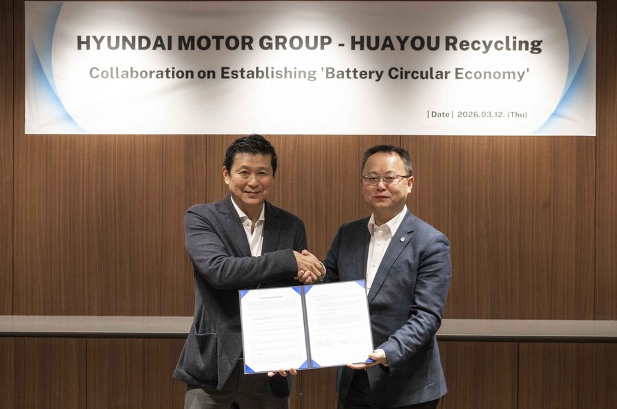 ▲ (왼쪽부터) 현대차그룹 미래전략본부장 정호근 부사장, 화유리사이클 바오 웨이 대표가 ‘인도네시아 EV 배터리 순환 경제 구축을 위한 업무협약(MOU)’ 체결식에서 기념사진 촬영하는 모습. ⓒ현대차그룹