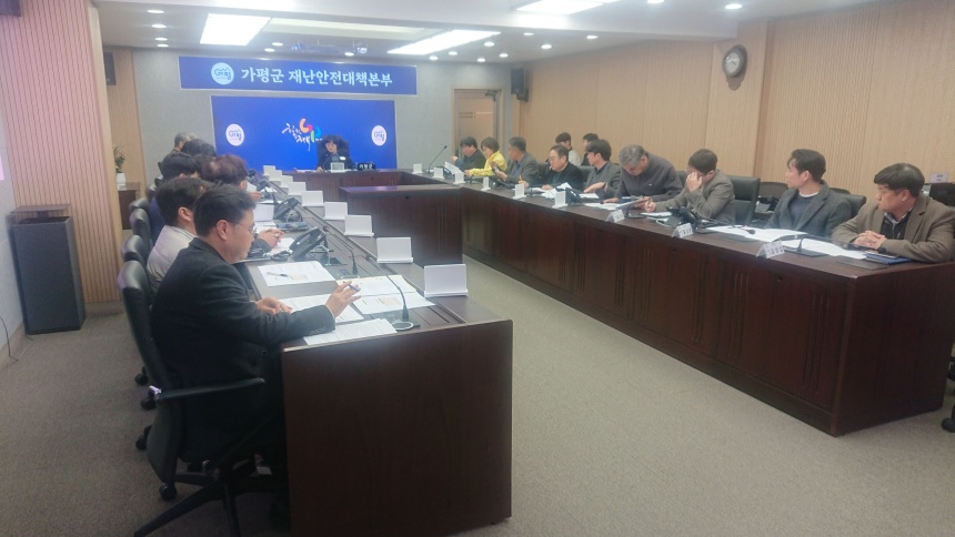 ▲ 가평군은 11일 재난안전상황실에서‘2025년 호우피해 재해복구사업 조기추진 TF팀 3차 대책회의’를 열었다 ⓒ가평군 제공