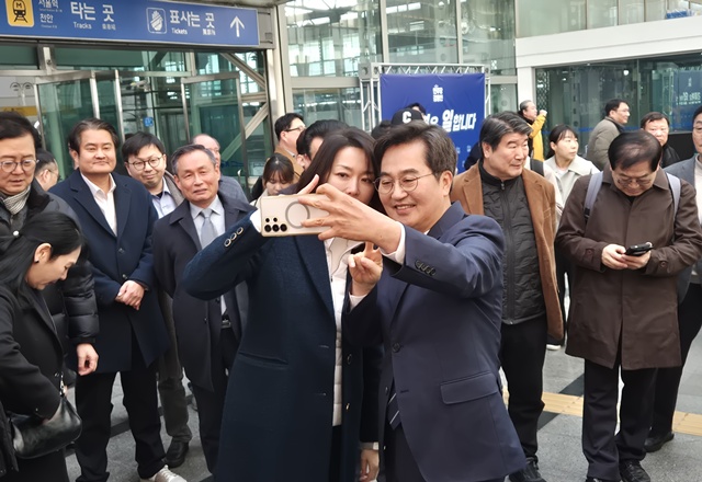 ▲ 김동연 경기도지사가 12일 안양역에서 열린 재선 출마 기자회견 후 시민과 셀카를 찍고 있다. ⓒ김현우기자