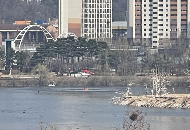 ▲ 소방헬기가 12일 수원 서호공원 축만제(저수지)에서 팔달공원 화재 진화를 위한 담수 작업을 하고 있다. ⓒ독자제공