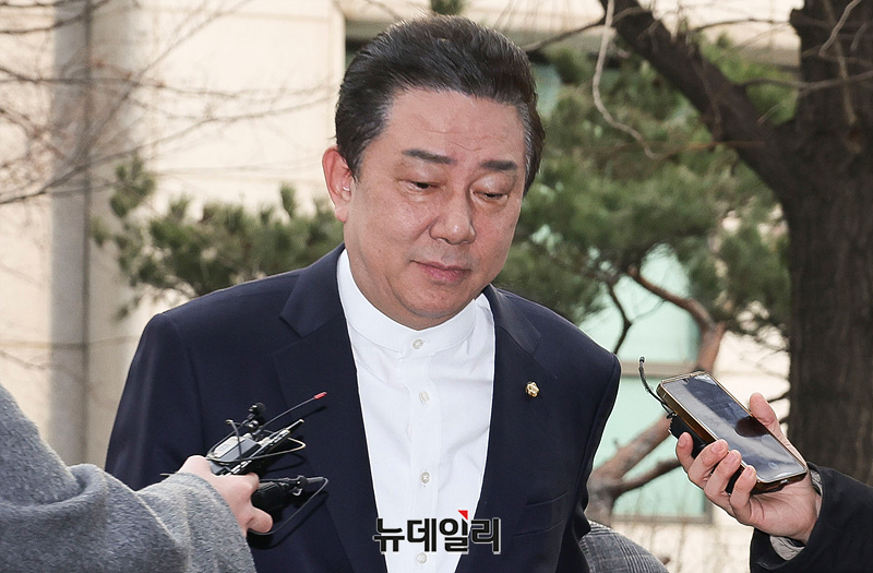 ▲ 공천 헌금 수수 등 13가지 의혹으로 수사를 받는 김병기 무소속 의원이 11일 오전 서울 마포구 서울경찰청 공공범죄수사대에서 3차 조사를 받기 위해 출석하고 있다. ⓒ서성진 기자