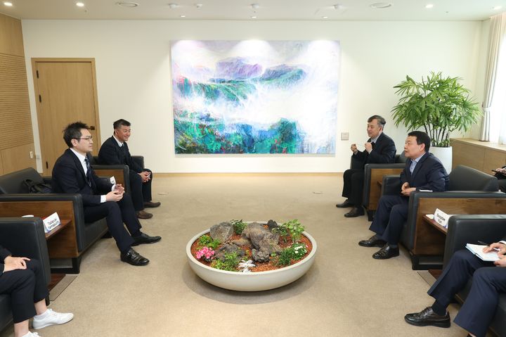 ▲ 수자원공사(K-water)는 대전 본사에서 NTT동일본주식회사 등 일본 사업 협력 파트너에 인공지능(AI)·디지털트윈 기반 물관리 운영체계를 선보이고 현지 적용 확대 방안에 대해 논의했다. ⓒ한국수자원공사