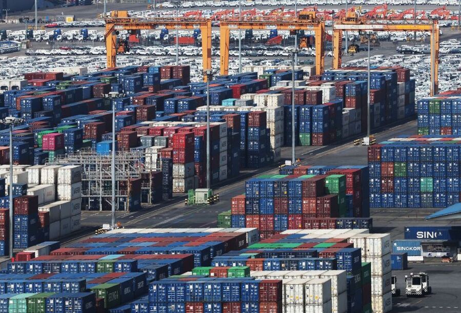 ▲ 경기도 평택항에 컨테이너가 쌓여있는 모습.ⓒ연합뉴스