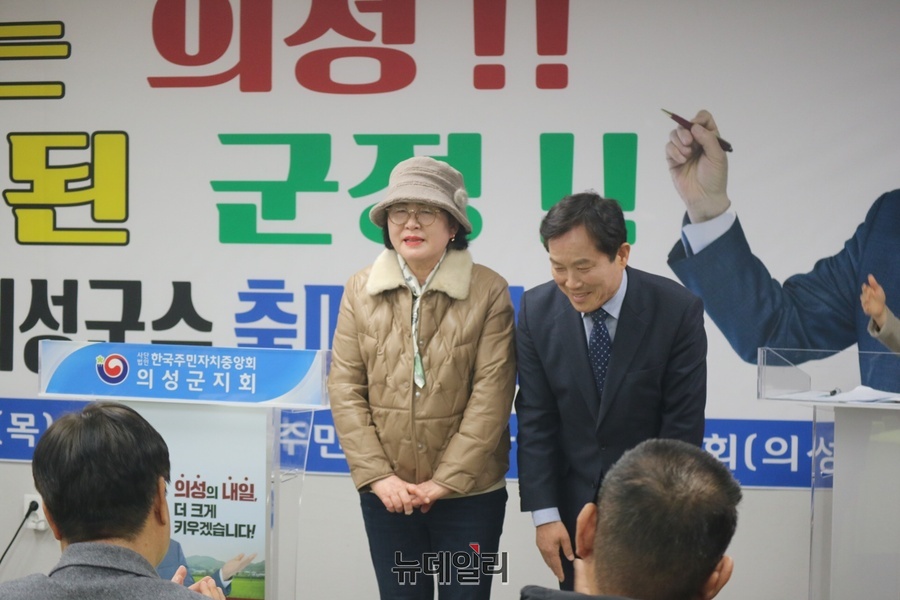 ▲ 이날 자리에는 최 전 의장 부인이 함께해 지지자들에게 인사를 하고 있다.ⓒ뉴데일리