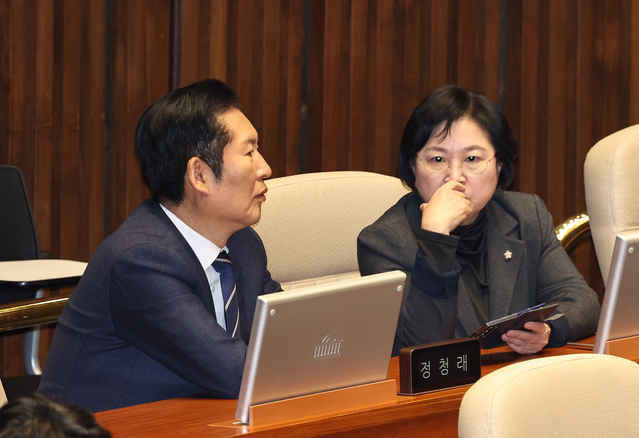 ▲ 정청래 더불어민주당 대표와 김현 의원이 지난달 11일 국회에서 열린 본회의에서 대화하는 모습. ⓒ뉴시스