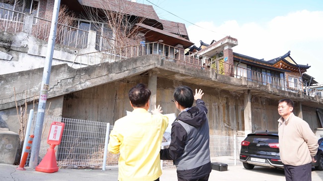 ▲ 육동한 춘천시장이 12일 효자2동 일원 안전점검에 동행해 현장을 둘러봤다. ⓒ춘천시