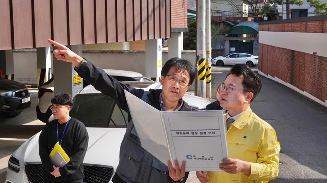 ▲ 육동한 춘천시장이 12일 효자2동 일원 안전점검에 동행해 현장을 둘러봤다. ⓒ춘천시