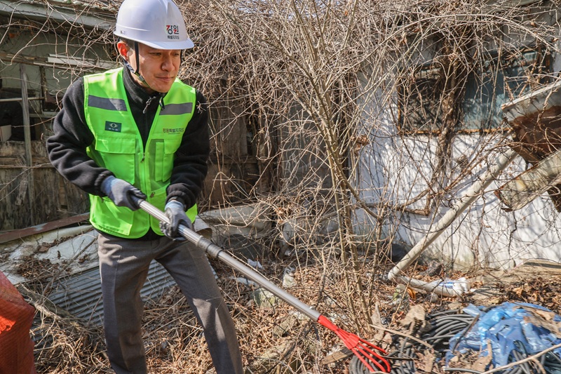 ▲ 김진태 지사가 본격적인 빈집 철거에 앞서 장갑을 끼고 빈집 내부에 방치된 폐기물과 적치물을 직접 수거하고 있다. ⓒ강원특별자치도