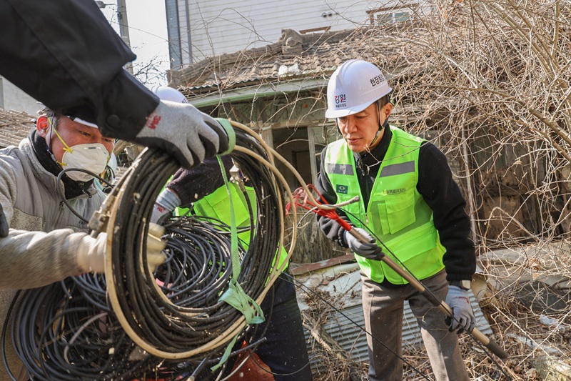 ▲ 김진태 지사가 본격적인 빈집 철거에 앞서 장갑을 끼고 빈집 내부에 방치된 폐기물과 적치물을 직접 수거하고 있다. ⓒ강원특별자치도
