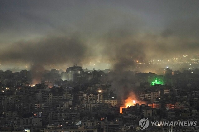 ▲ 레바논 베이루트 남부 외곽 다이예 지역에서 이스라엘의 공습 후 연기가 치솟는 모습. 출처=APⓒ연합뉴스