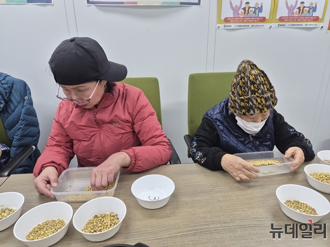 ▲ 2월 27일 충북 청주시 사천동 충북장애인회관 4층 작업실에서 어르신들이 콩 고르기 봉사활동을 하고 있다. ⓒ표윤지 기자