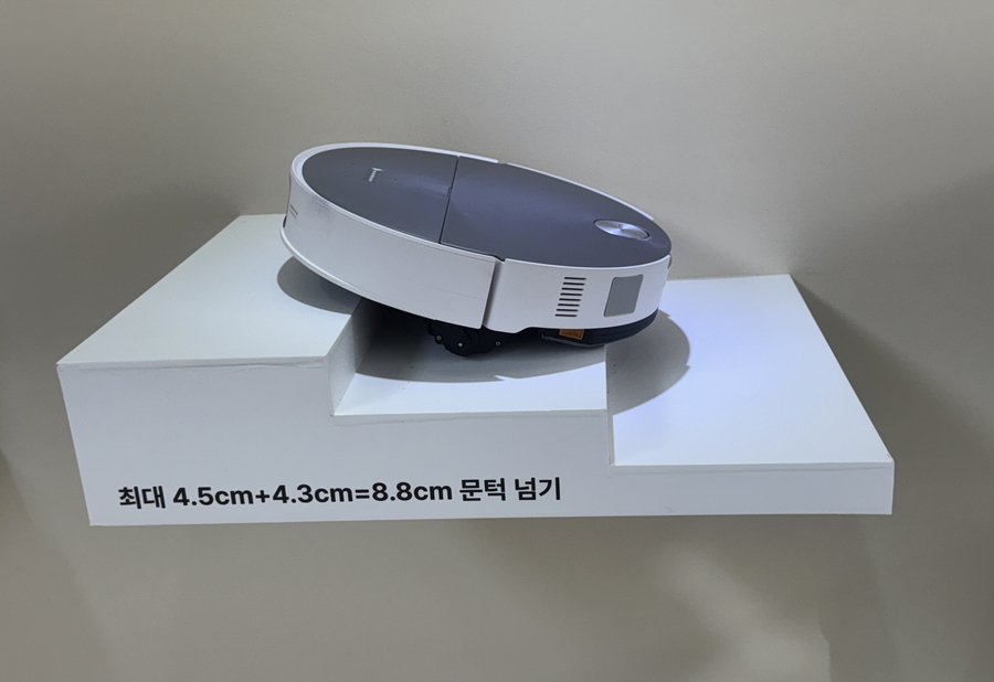 ▲ 최근 론칭 행사에서 로봇청소기 신제품이 소개된 모습. ⓒ김재홍 기자