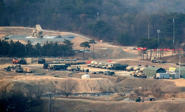 ▲ 미국·이란 전쟁이 장기화 조짐을 보이면서 미 정부가 한국에 배치된 사드(THAAD·고고도미사일방어체계) 일부를 중동으로 이동시키고 있는 것으로 알려진 10일 경북 성주군 주한미군 기지에 발사대가 하늘을 향하고 있다. ⓒ뉴시스