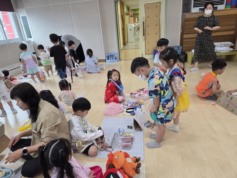 ▲ 경북도교육청(교육감 임종식)은 2026학년도 유치원 방과후 과정의 내실을 기하고 유아들에게 다채로운 경험을 선사하기 위해 ‘방과후 특색유치원’ 시범유치원 50개 원을 최종 선정했다(경산꽃재유치원 방과후 과정 협력 놀이 모습).ⓒ경북교육청