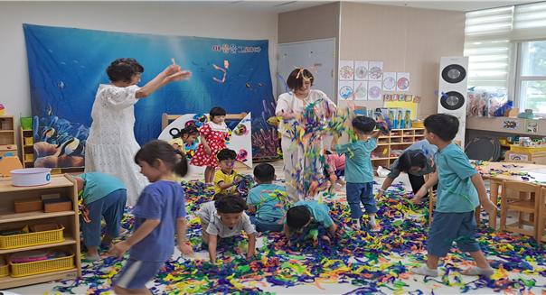 ▲ 각 유치원에서는 놀이, 예술, 체육, 자연 체험 등 유치원별 여건과 지역적 색채가 담긴 차별화된 프로그램이 운영될 전망이다(김천 개령서부초병설유치원 방과후 과정 감정 놀이 모습).ⓒ경북교육청