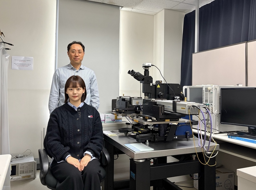 ▲ DGIST(총장 이건우) 전기전자컴퓨터공학과 장재은 교수와 표고은 박사 연구팀이 2차원적 나노스케일 채널 구조에서도 전류 누설 없이 안정적으로 동작하는 ‘이중 변조 판상 적층형 트랜지스터’를 세계 최초로 개발했다.DGIST 장재은 교수(위), 표고은 박사(아래)ⓒDGIST