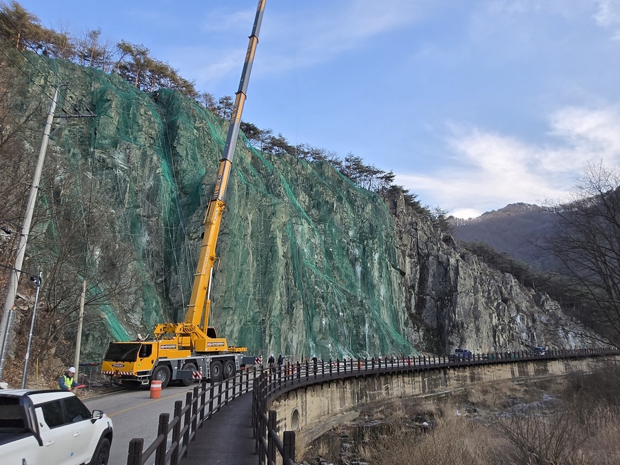 ▲ 경북도가 행정안전부 주관 ‘2025년 재해예방사업 추진실태’ 점검 결과에서 전국에서 가장 많은 우수 지자체를 배출하며 재난 관리 역량을 입증했다(청송 급경사지정비사업).ⓒ경북도