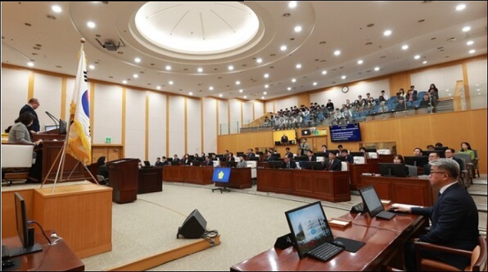 ▲ 충주시의회가 12일 제301회 임시회 제2차 본회의를 열어 7건의 조례안 등을 처리하고 회기를 마무리했다. 