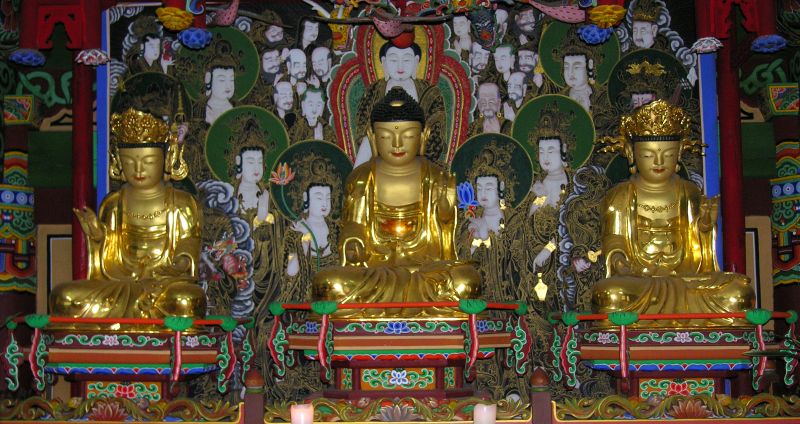 ▲ 용봉사 대웅전 내부의 목조여래삼존상 모습.ⓒ홍성군