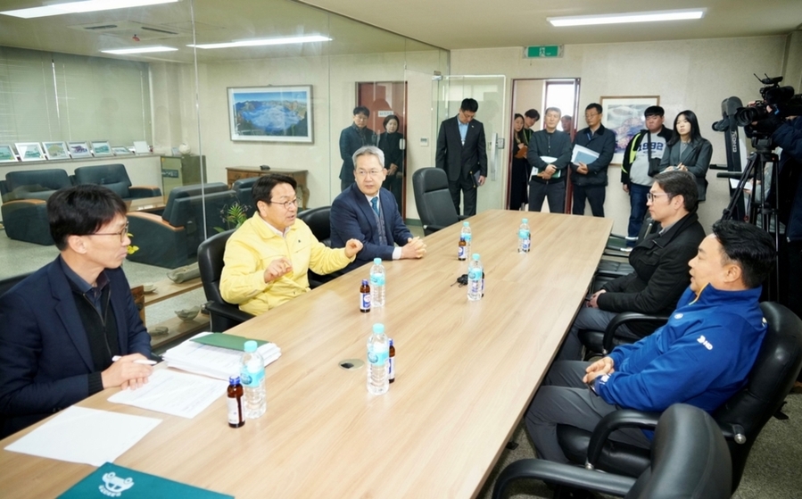 ▲ 강기정 광주광역시장이 지난 12일 북구의 한 주유소를 방문해 지역 석유판매업계 관계자들과 간담회를 갖고 업계 애로사항을 청취하고 있다.ⓒ광주광역시 제공